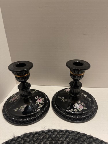 Paar Fenton Glas schwarzer Onyx Kerzenständer handbemalt Blumenschild C. Griffitts - Bild 2 von 10