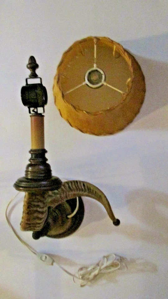 Aplique de pared Chapman Rams Horn con pantalla de lámpara de cuero crudo Foto 2 de 4