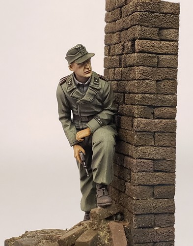 Sovereign 2000 - German tank man with pistol 1/35th - S2KF030 - Picture 6 of 6