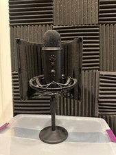 Blue Yeti Professional Multi-Pattern USB Microphone - Blackout Extras