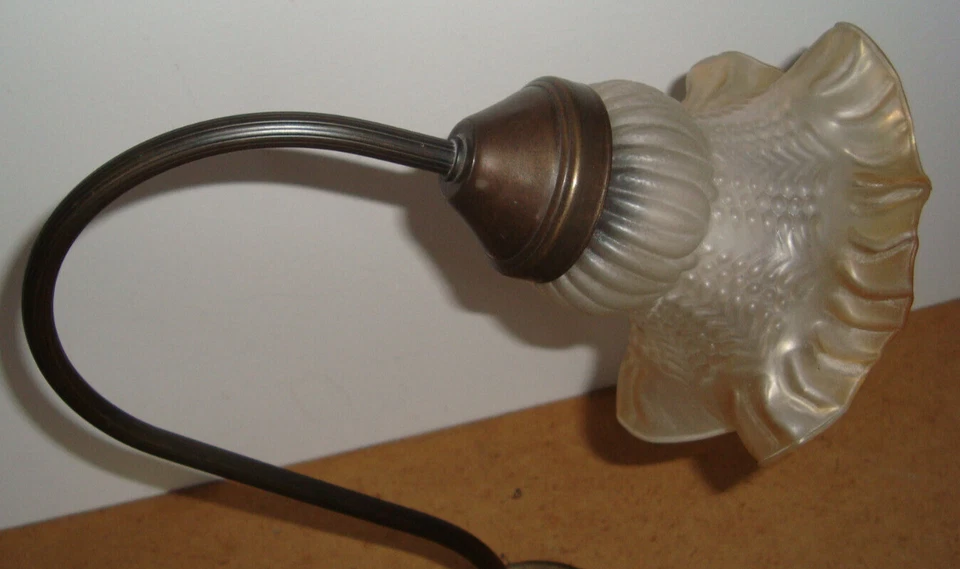 Lampe de table / Lampe de bureau "MONTEUSE" En laiton avec tulipe - Photo 3/4