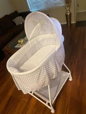 Delta Children Classic Sweet Beginnings Bassinet - White (25020-105)