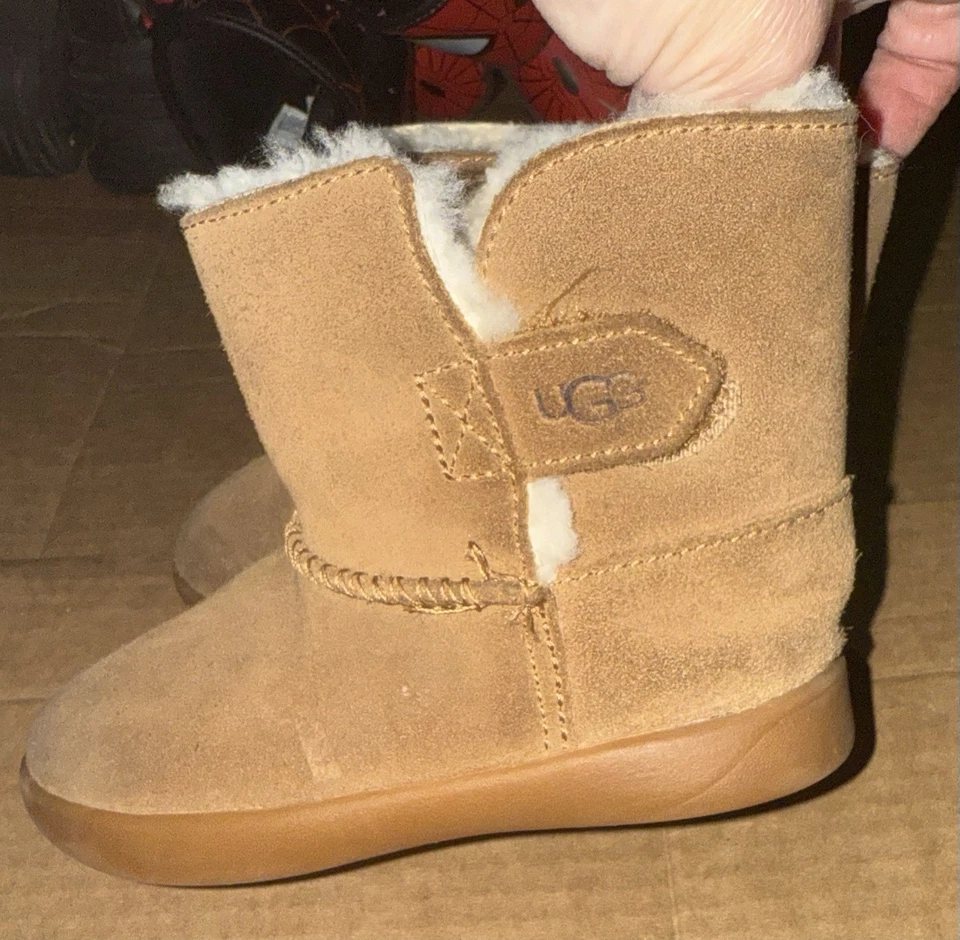 Botas UGG para niños pequeños talla 8 Foto 2 de 4