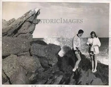 1956 Press Photo Couple Splashed at Angel of The Rocks at Island of Margarita
