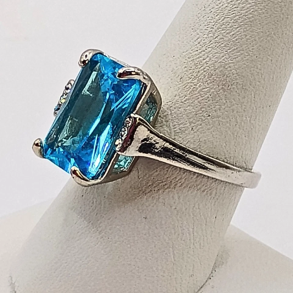 Elegante anillo de zafiro azul enchapado en plata para mujer talla 8 de cóctel Foto 2 de 4