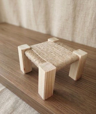 Dekorativer Hocker aus Holz (handgefertigt)