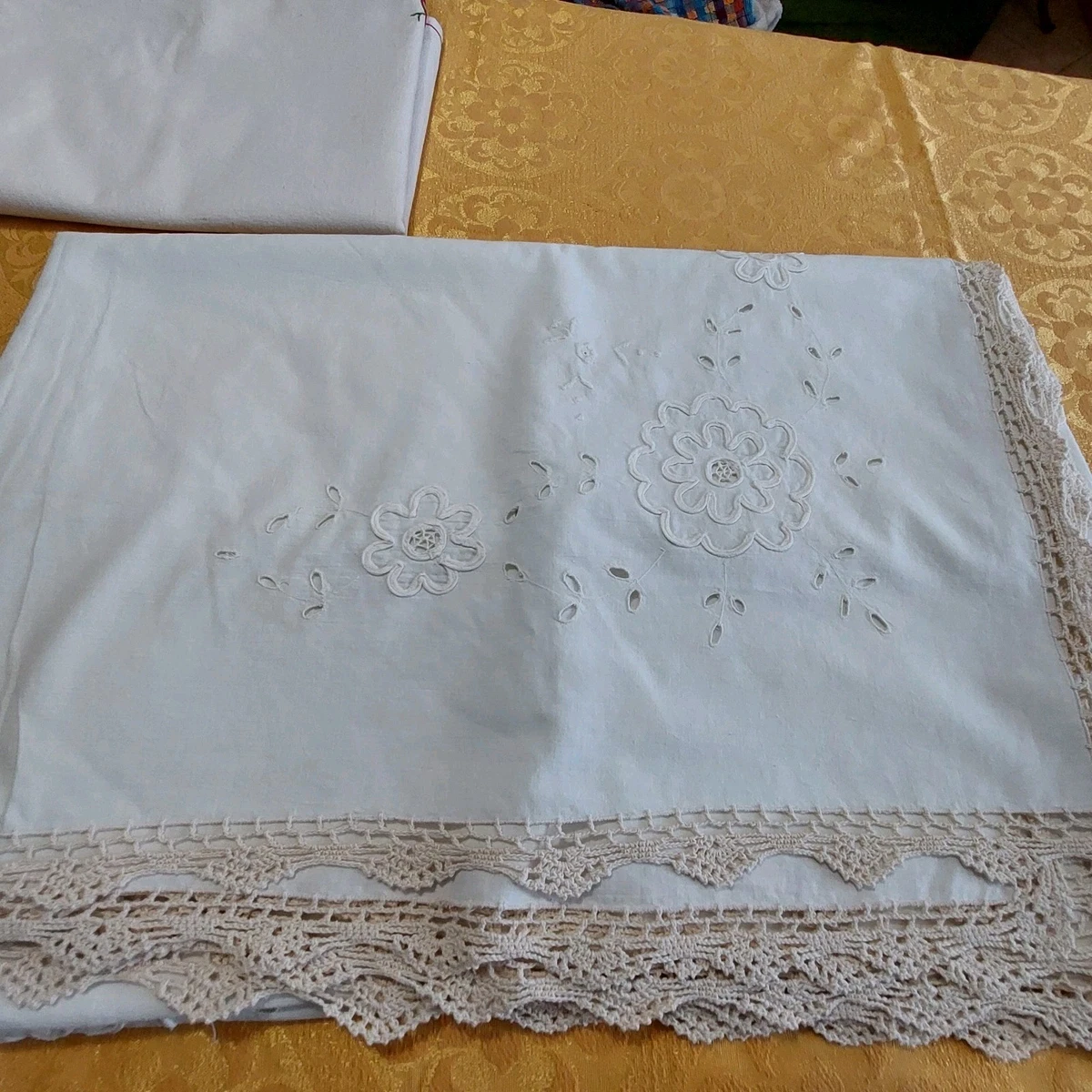 Tovaglia quadrata bianca in pizzo all'uncinetto in cotone fatto a mano