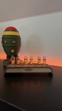 Handgefertigte Nixie-Röhren Uhr im Fallout-inspirierten Vault-Tec Design