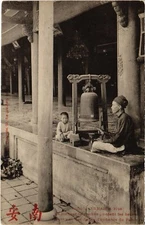 PC VIETNAM ANNAM HUE SONNEUR DE CLOCHES AUDIENCE DU PALAIS INDOCHINA (a39677)