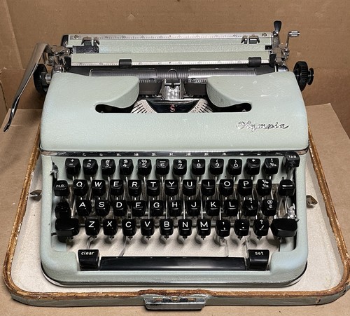 Vintage Olympia Schreibmaschine mit Koffer
