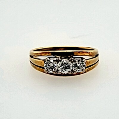 14 Karat Gelbgold Ring mit drei Diamanten besetzt in 14 Karat Weißgold Krappen