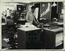 1982 Press Photo NBC News' Lloyd Dobyns in "Japan vs. USA: High-Tech Shoot-Out"