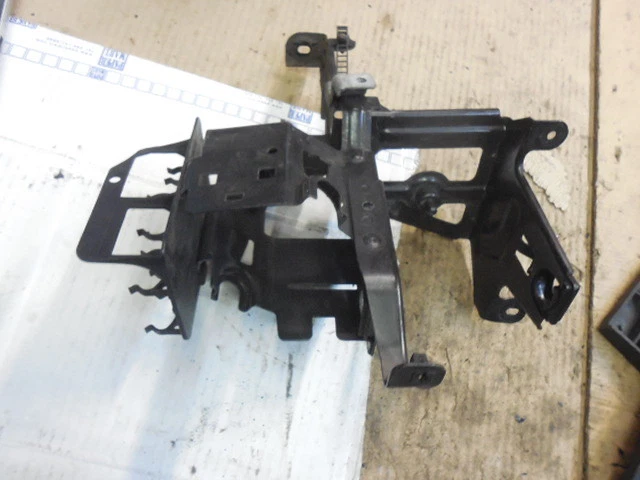 2002 - 2005 Volkswagen Passat ABS/Brake Vacuum Pump Mount Bracket V6 4B0614119 - Image 2 of 4