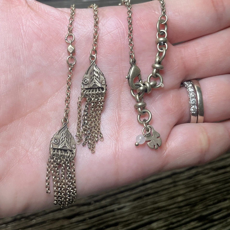 Paquete de collar de pavo real con pedrería de marca de la suerte y colgante en tono plata sobre cuero Foto 2 de 4