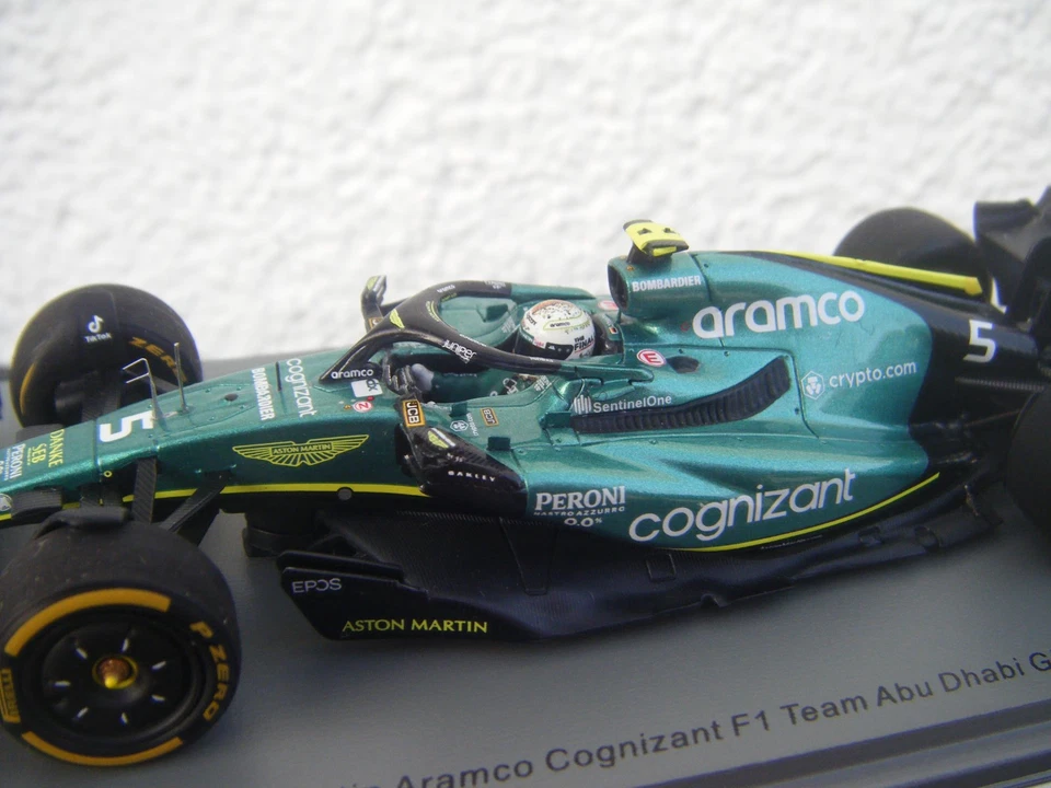 Spark  Aston Martin AMR22 Formel 1 Team 1:43 S. Vettel Last Race Abu Dhabi GP - Bild 2 von 4
