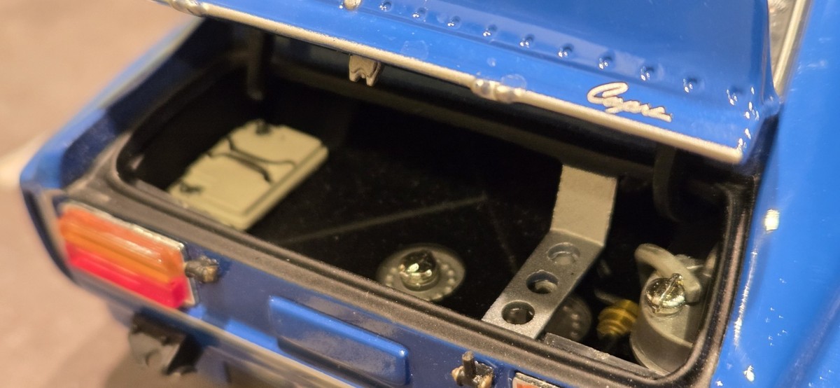 MINICHAMPS フォードカプリ RS 3100 1974 1/18 hqdefault.jpg