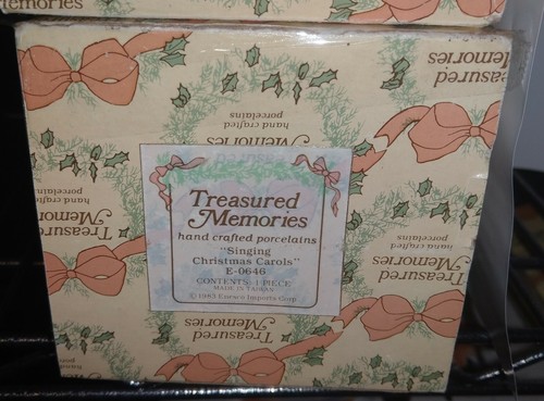 LKNW Enesco Treasured Moments Singing Christmas Carols 1983 E-0646 Figurine - Picture 2 of 2