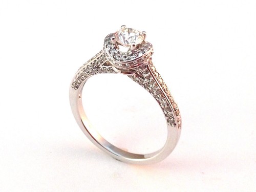 Anillo de compromiso pequeño pavé de diamantes con halo redondo - Imagen 3 de 8