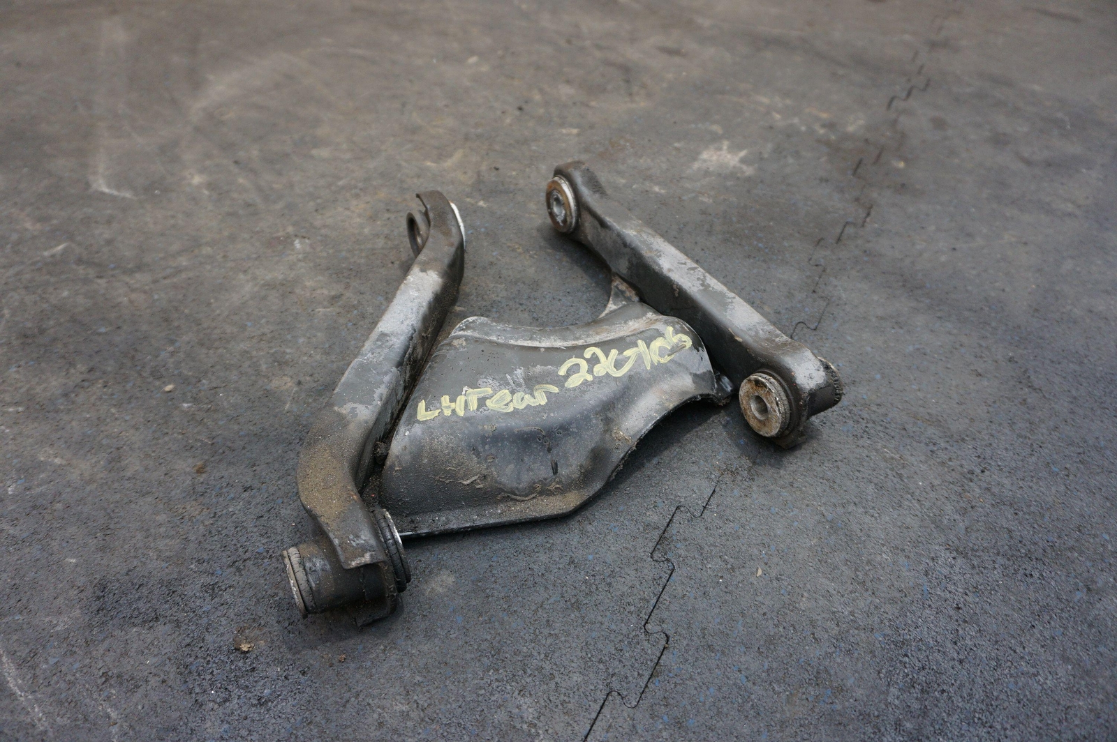 Rear Left Side Upper Suspension Control Lever Arm 104422 Ferrari 308 GTSi 1980