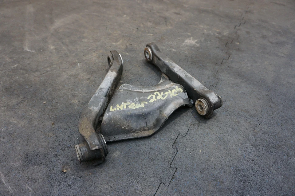 Brazo de palanca de control de suspensión superior lateral izquierdo trasero 104422 Ferrari 308 GTSi 1980 Foto 2 de 4