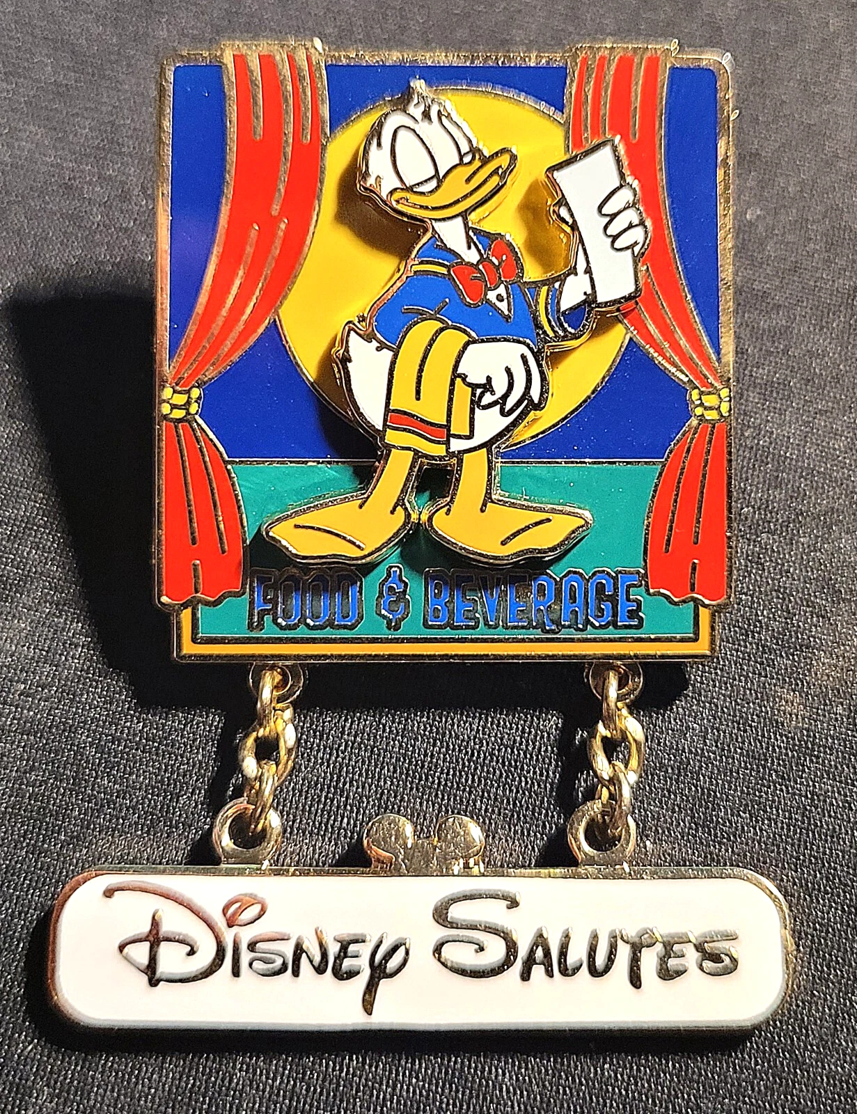 DISNEY Pin Donald Duck Salutes Cast Members Series Food & Beverage WDW 2002