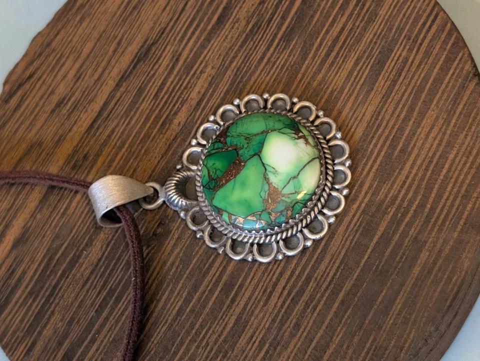 Colgante de plata de ley de piedras preciosas verdes gaspeita real en cadena de gamuza sintética hecha a mano Foto 4 de 4