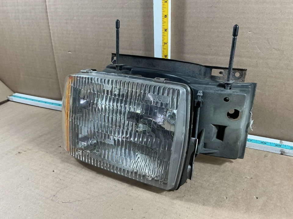 1995-1997 Chevrolet Blazer S10 Front Right Passenger Side Headlight Assembly - Image 2 of 4
