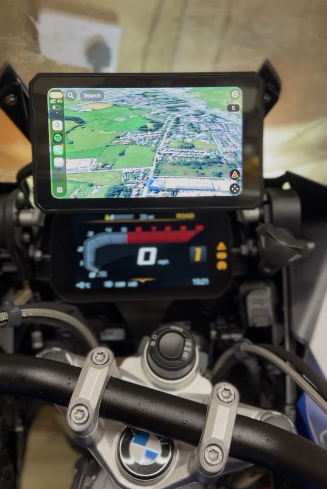 BMW Motorrad 7” OLED  Sat nav CarPlay & Android Auto Wireless connected ride - Image 3 of 4