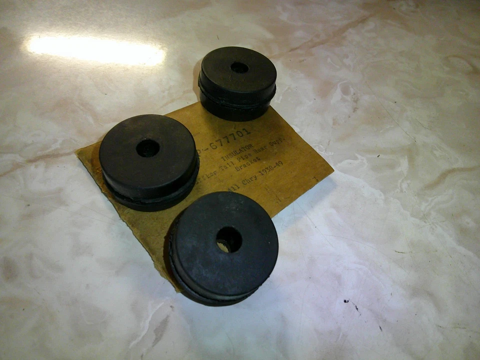 NORS Tail Pipe Rear Insulators 1938-1953 Plymouth Dodge DeSoto Chrysler 6 677701 - Image 3 of 3