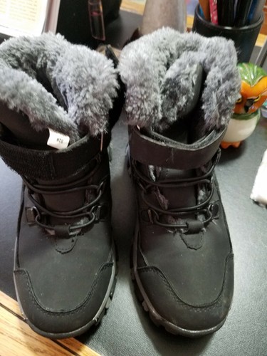 Size Boys 13 US Snowboots with faux fur inside and tabs - Picture 1 of 2