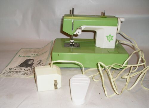 Vintage Crystal Toy Sewing Machine - Japan - Runs - 110V or 2 "D" Batteries - Picture 2 of 10