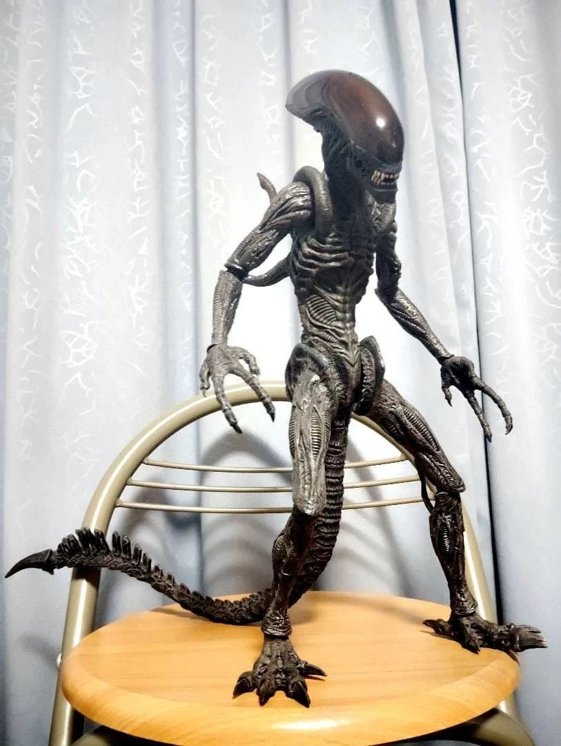 Hot Toys MMS017 Alien Warrior AVP Alien VS Predator 1/6 Action
