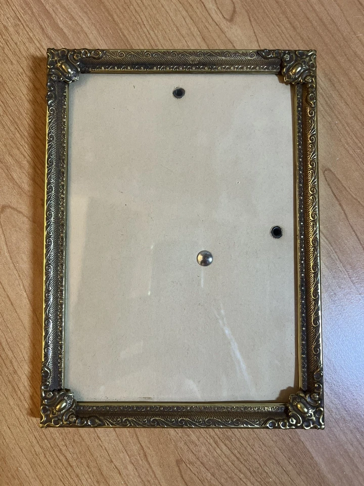 Cadre photo vintage en métal doré avec décor en relief et verre - Photo 4/4