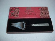 HARDANGER BESTIKK KONG TINN ROYAL NORWAY PEWTER CHEESE SLICER IN THE BOX