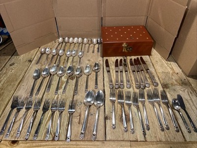 1847 ROGERS BROS ETERNALLY YOURS SILVERPLATE FLATWARE 52 PIECES w/ Locking Case