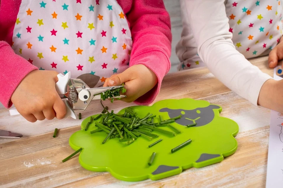 NUEVO Kuhn Rikon Kinderkitchen Niños Juego de Mezcla TABLA DE CORTAR Batidor Cuchara Agitadora Foto 3 de 4