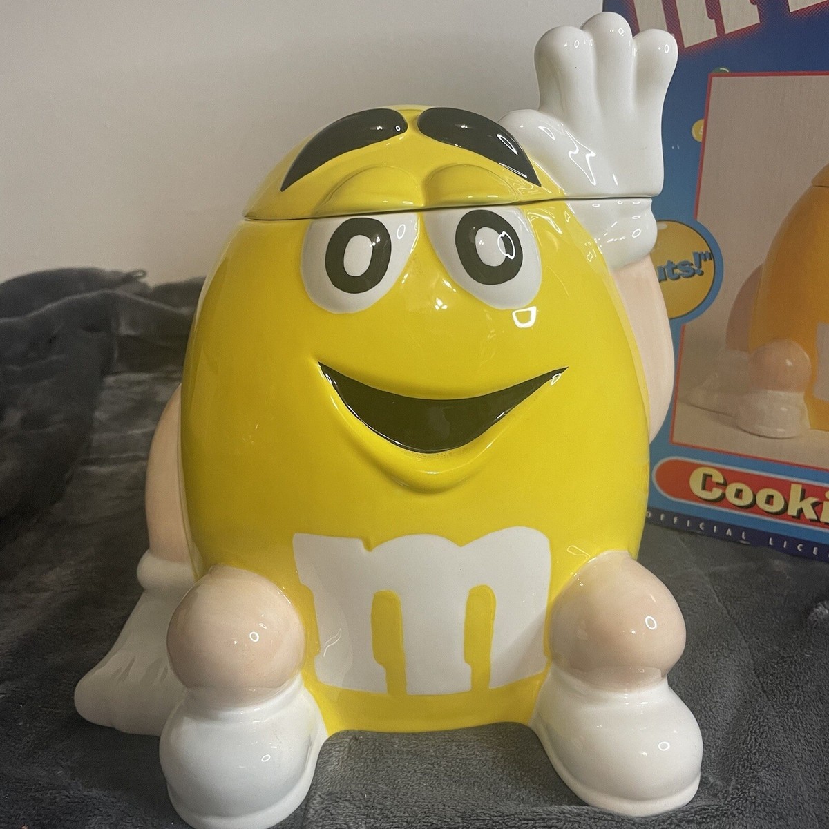 M&M's イエローフィギュア 1999年製造ビンテージ品 Vintage 1999 NUTS YELLOW M&M Candy Ceramic Cookie Jar