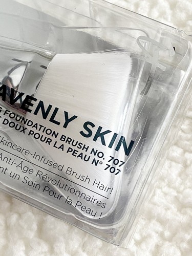 IT Cosmetics Heavenly Skin Hugging Foundation Brush No 707 New in Box ORIGINAL - Picture 11 of 12
