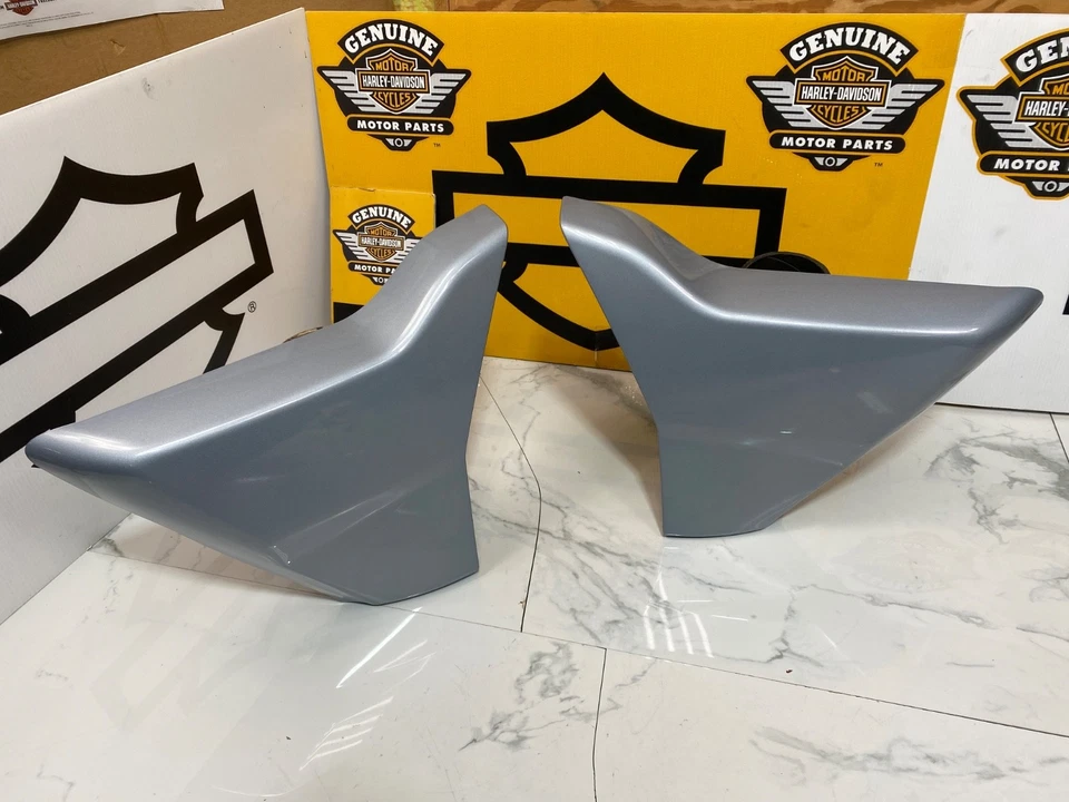 Carenados laterales de triciclo plateados Tri Glide Freewheeler RG3 OEM Harley 09-25 Foto 2 de 4