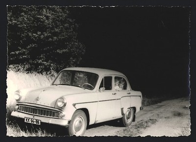 Fotografie Buse, Wittenberg, Auto Moskwitsch, PKW mit DDR-Kennzeichen KX 64-86 