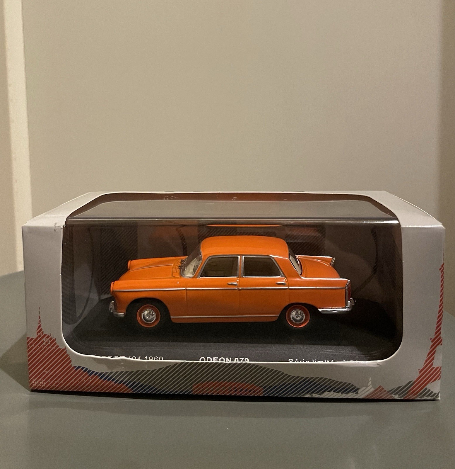 Voiture miniature Peugeot 404 1/43 Odeon en métal vintage neuve