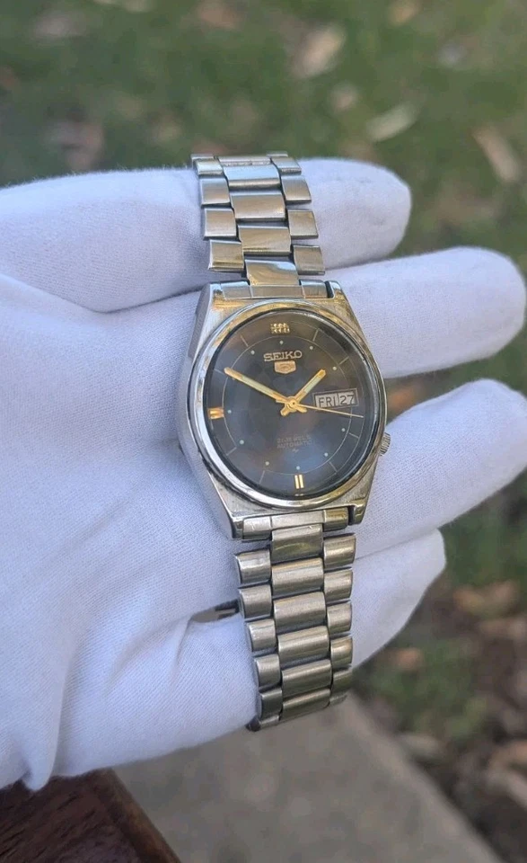 Reloj automático para hombre Seiko 5 1981 17 joyas con esfera negra rara de dos tonos  Foto 4 de 4