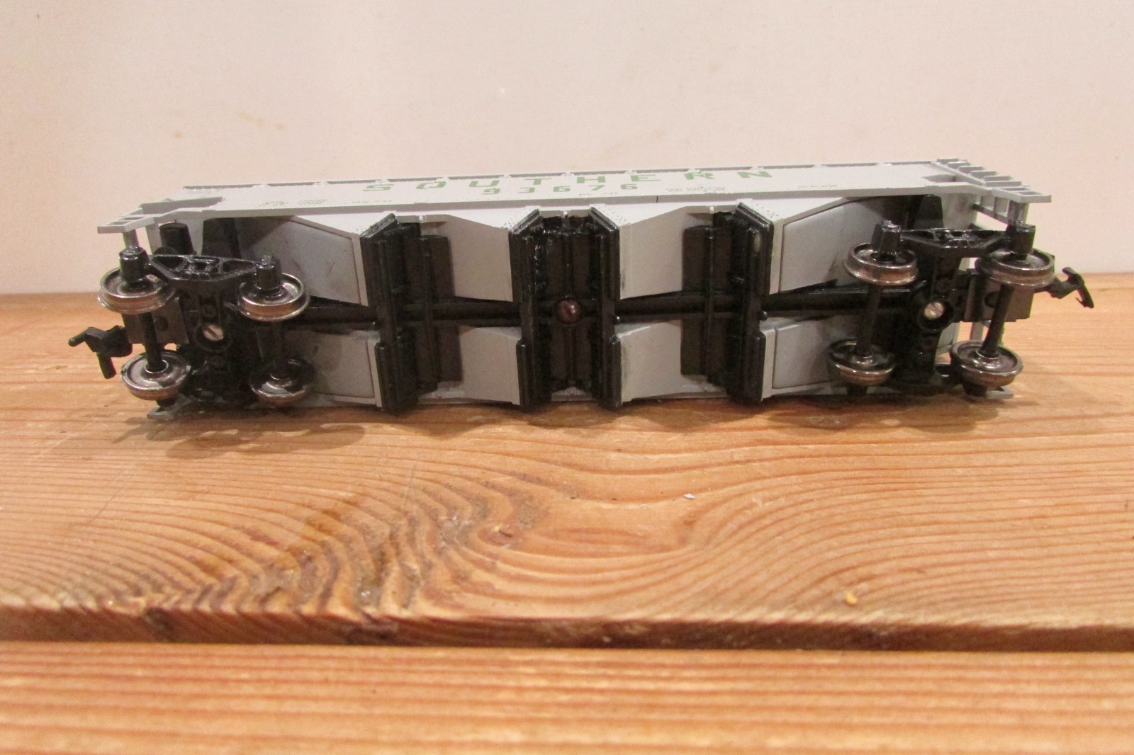 HO Scale 4Bay Open Hopper Southern #93676 C1128