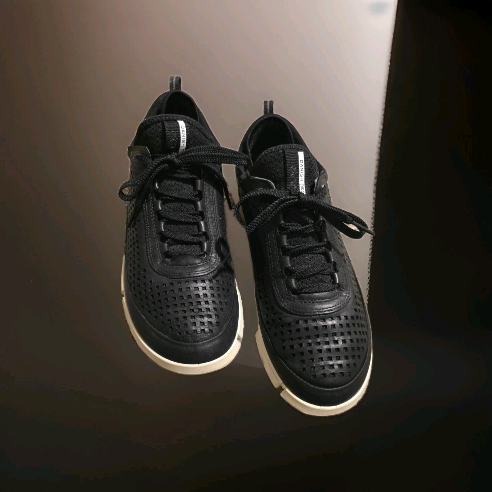 ECCO Danish Design Fashion Sneakers Shoes Sz. 9 Men's Perforated  Black Leather.