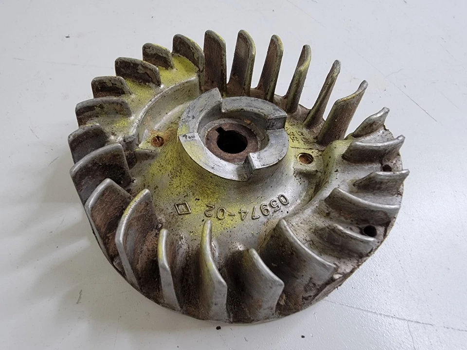 Volante de inercia de motosierra Pioneer P21 pieza OEM 05974-02 con llave eje de 3/8" Foto 2 de 4