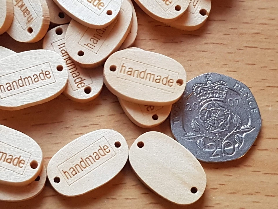 NATURHOLZ KNÖPFE "HANDARBEIT" ETIKETTEN PK 10 OVAL VERZIERUNG ANHÄNGER 19MM BASTELN - Bild 3 von 4