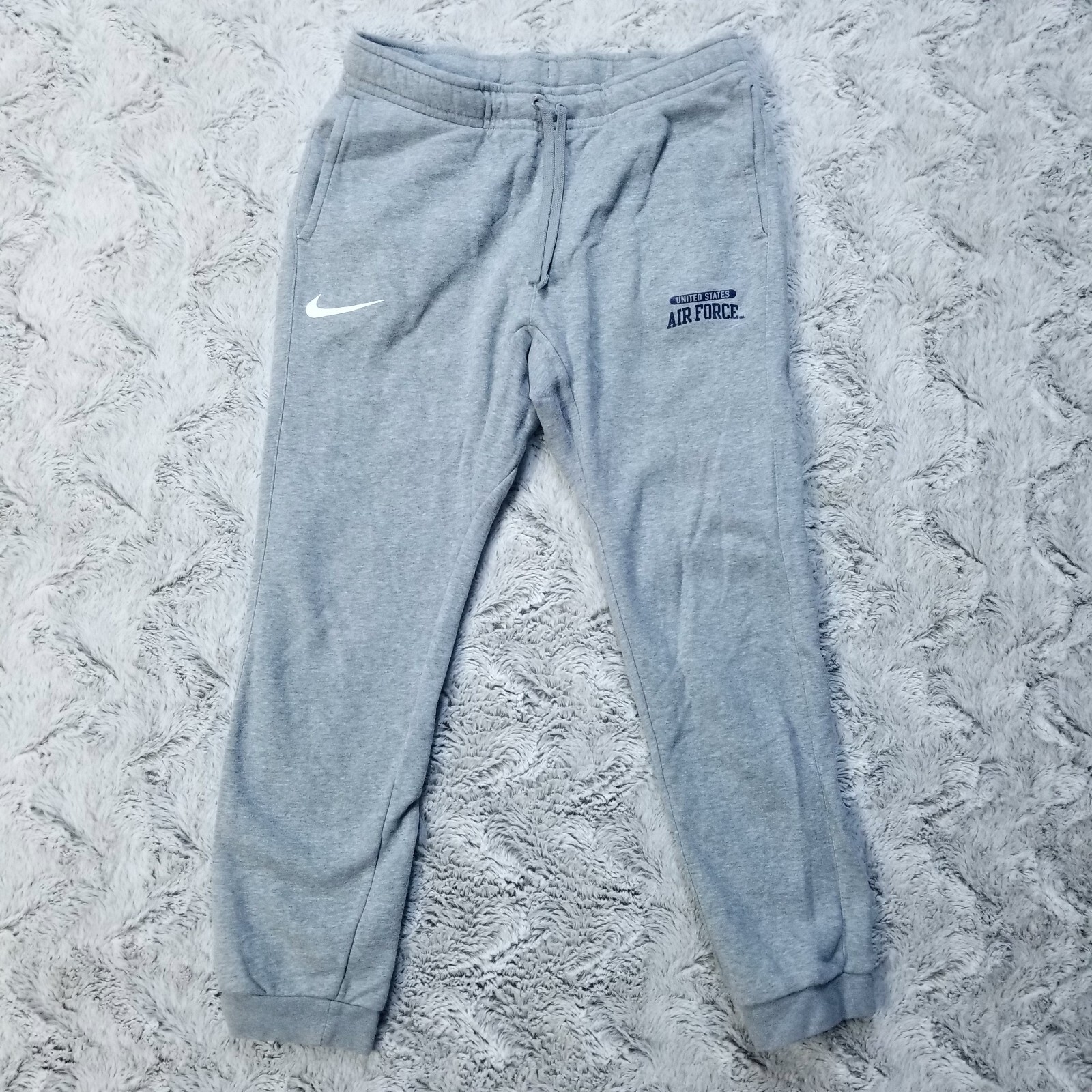 Felpa jogger Nike uomo media firma pony pile grigio piatto davanti