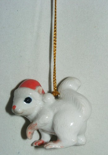 Adorno de Navidad Northern Rose ardilla blanca con sombrero de Santa - Imagen 2 de 6