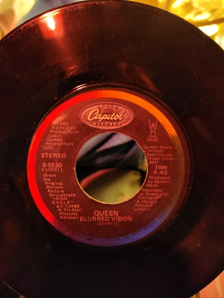 Queen - One Vision Blurred Vision 1985 Capitol B-5530 45RPM Picture Sleeve Foto 3 de 4