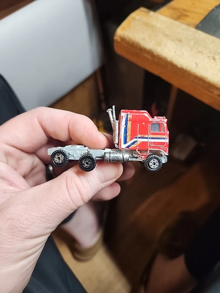 Yatming Kenworth 100 COE Areodyne 108 #1404 Universal Studios Diecast Semi Truck - Image 2 of 4